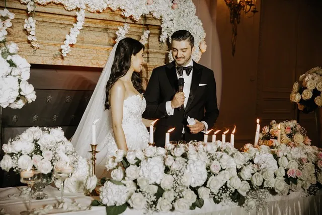 Glückliches persisches Brautpaar bei der Hochzeit