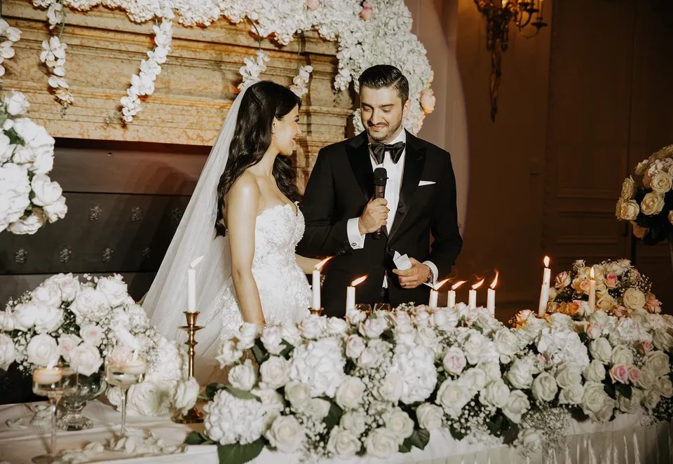 Glückliches persisches Brautpaar bei der Hochzeit
