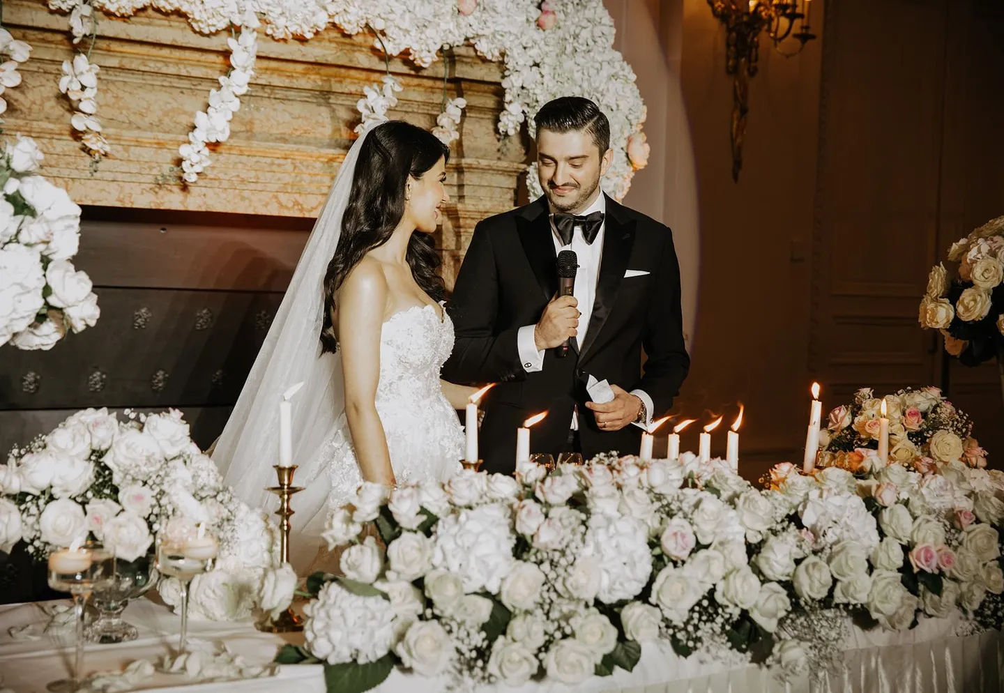 Glückliches persisches Brautpaar bei der Hochzeit