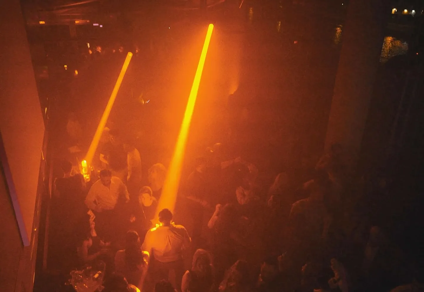 Clubszene mit Licht- und Nebeleffekten