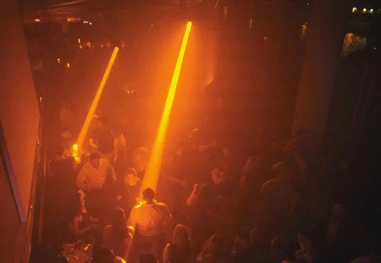 Clubszene mit Licht- und Nebeleffekten