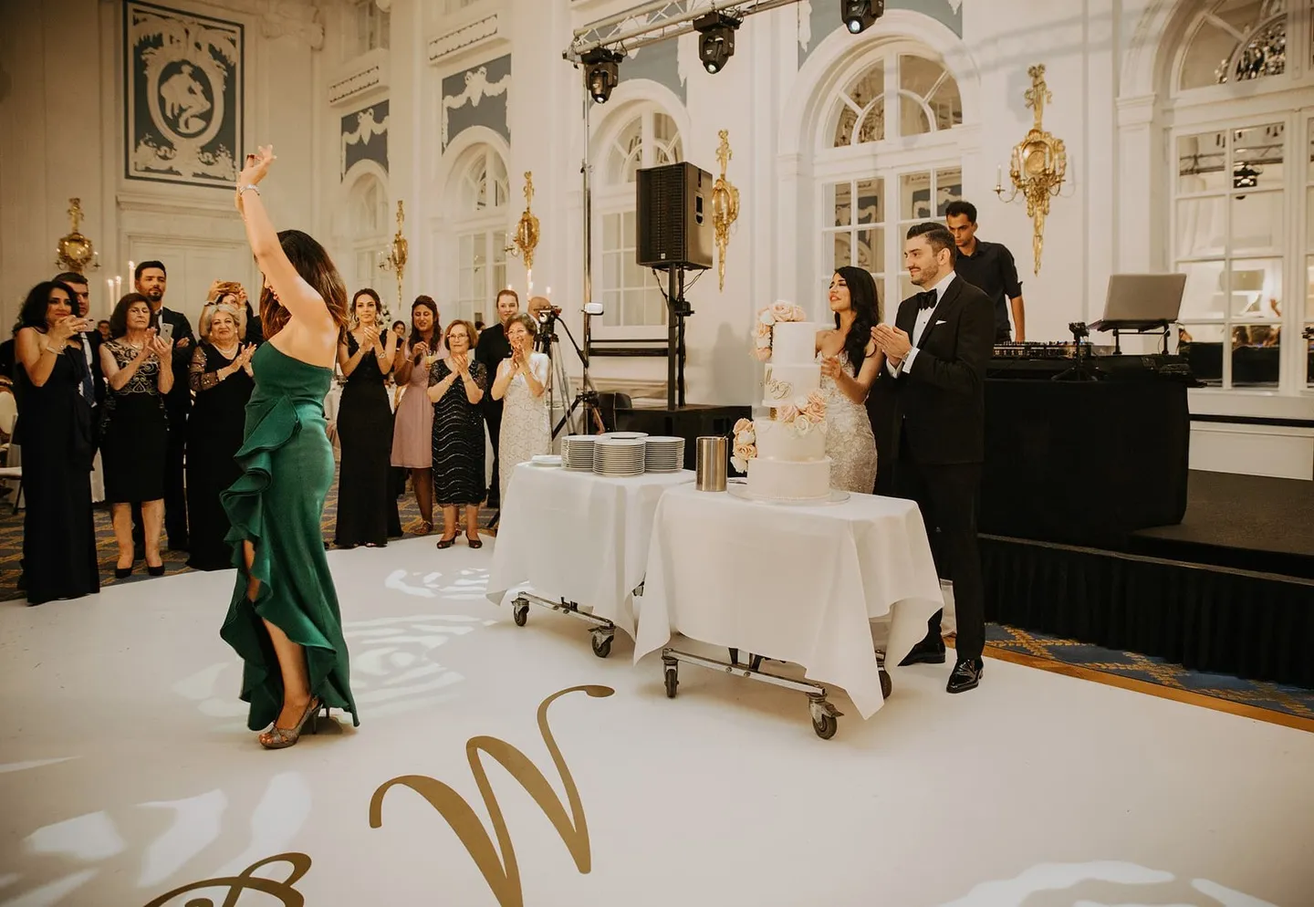 Traumhochzeit mit DJ Pouriya Hochzeitsszene mit Gästen und musikalischer Begleitung von DJ Pouriya