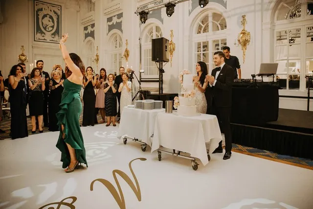 Hochzeitsszene mit Gästen und musikalischer Begleitung von DJ Pouriya