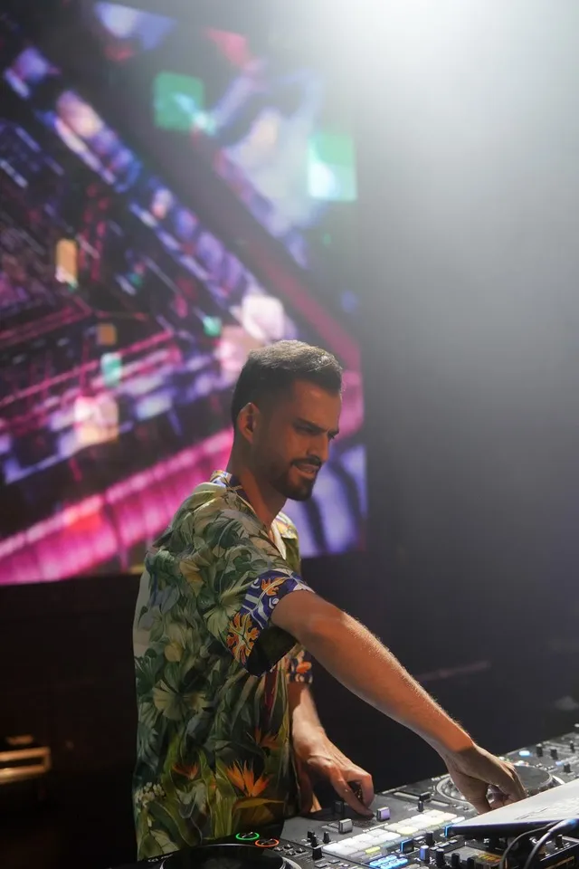 DJ Pouriya am Mischpult bei einer Veranstaltung