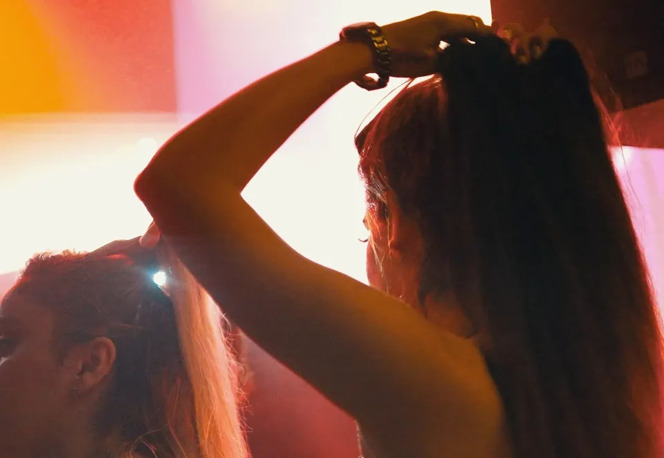Eine Frau tanzt im Club zu Musik von DJ Pouriya