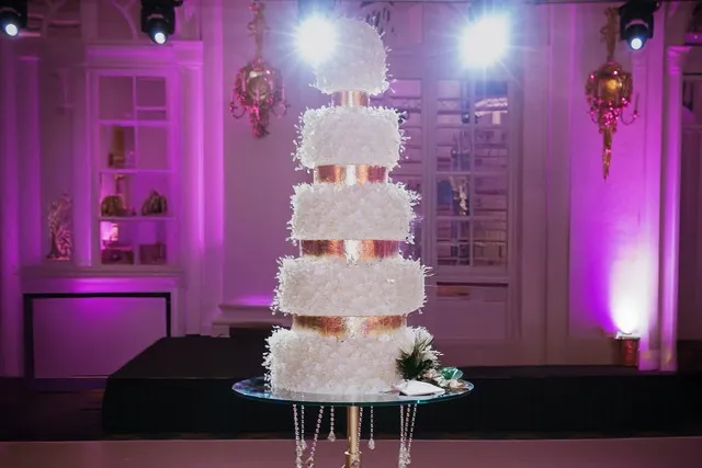 Festlich dekorierte Hochzeitstorte bei einer Hochzeitsfeier