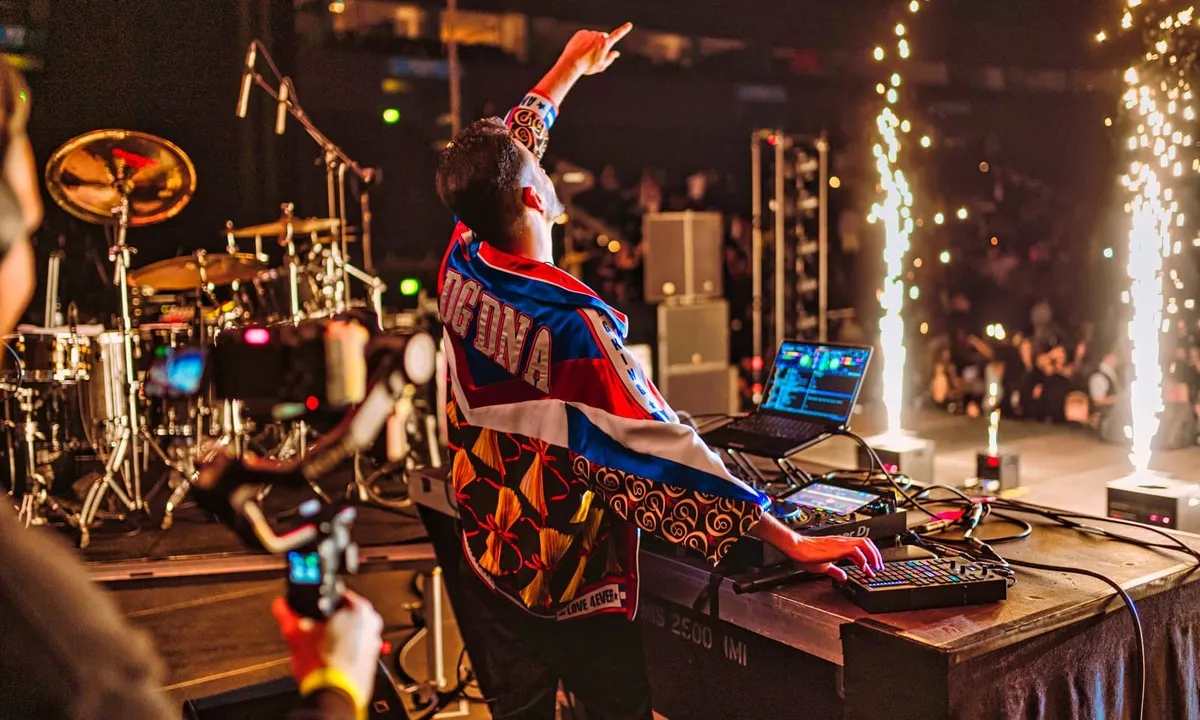 DJ Pouriya mit spektakulären Pyroeffekten