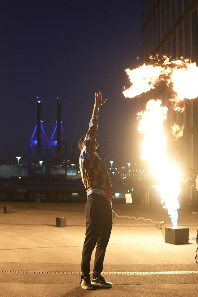 DJ Pouriya mit einer spektakulären Feuershow