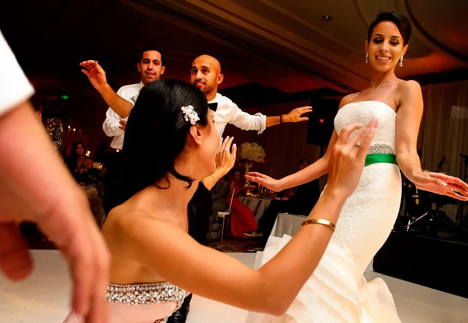 Tanzende Gäste bei einer Hochzeit mit DJ Pouriya