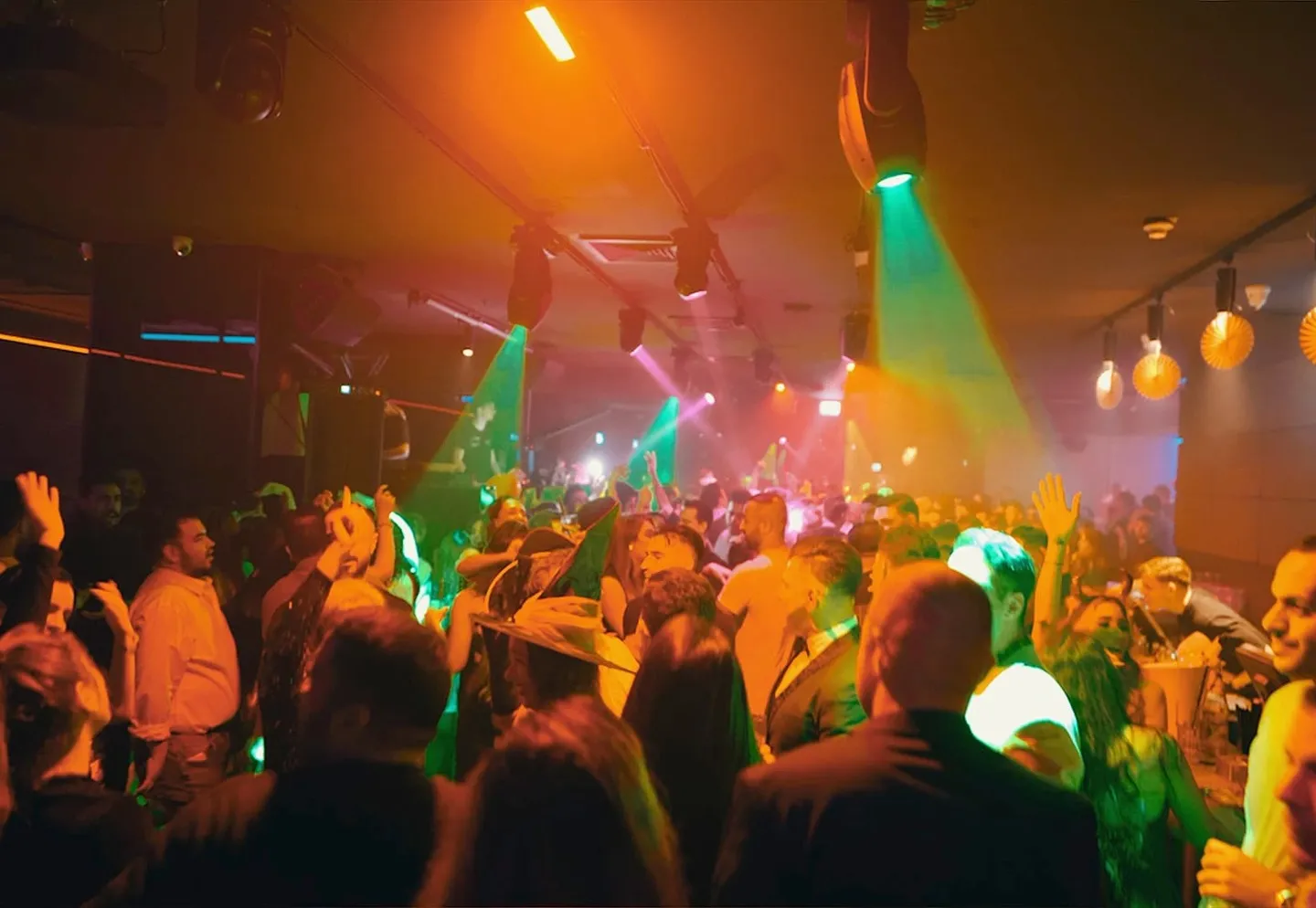 Gäste feiern ausgelassen im Club mit DJ Pouriya