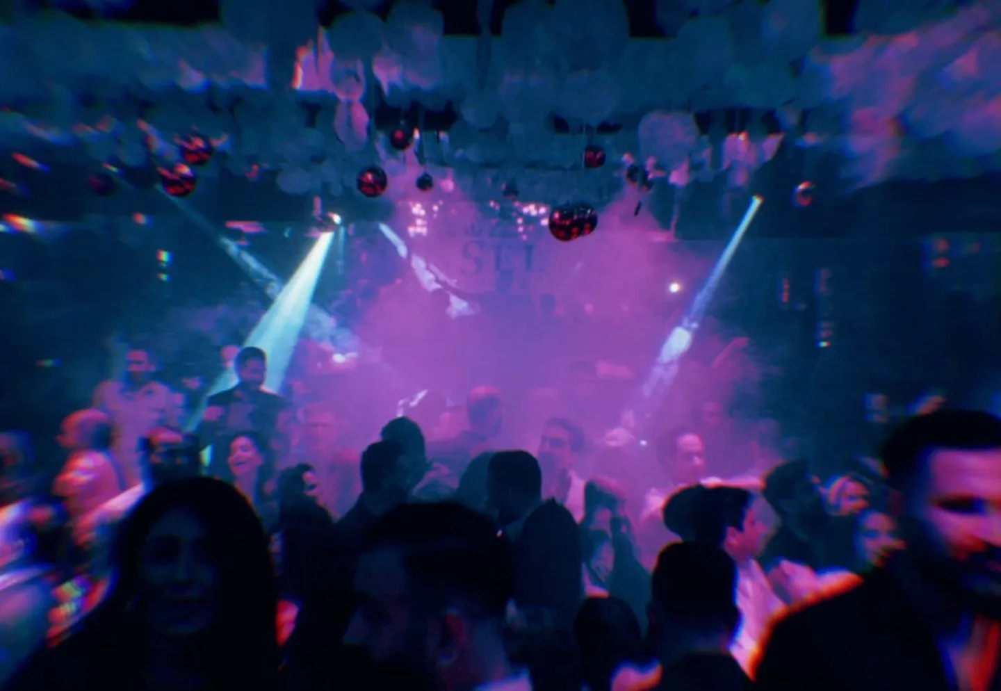 Tanzende Gäste im Club mit Nebeleffekten