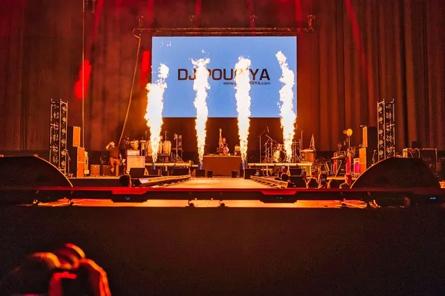 Pyroshow auf einer Veranstaltung, inszeniert von DJ Pouriya