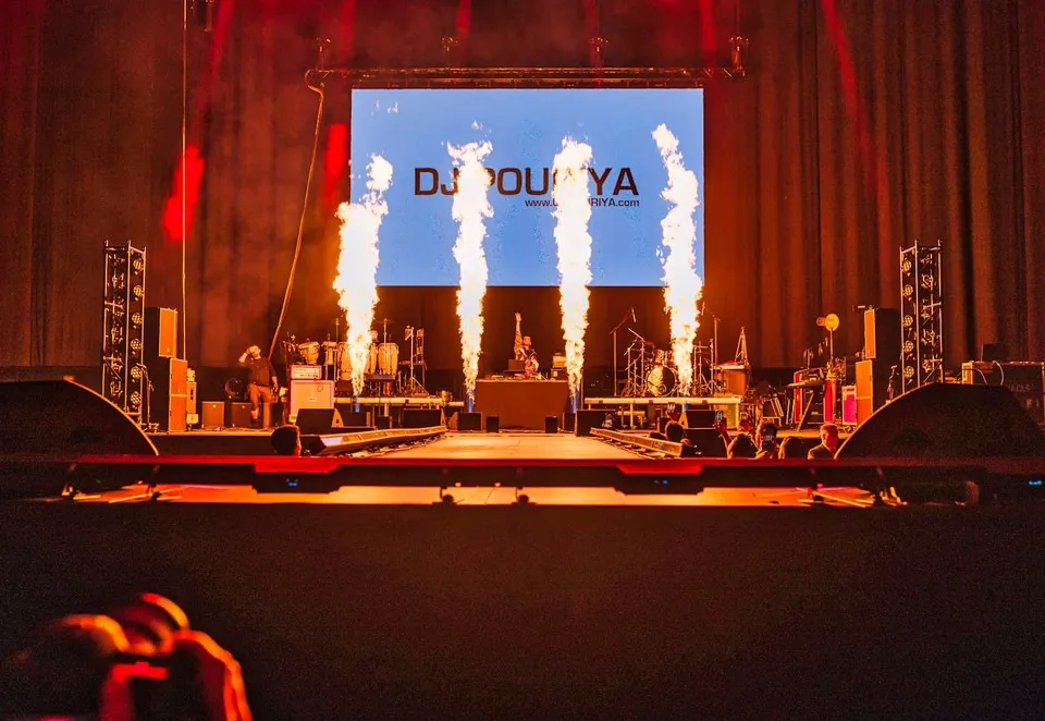 Pyroshow auf einer Veranstaltung, inszeniert von DJ Pouriya