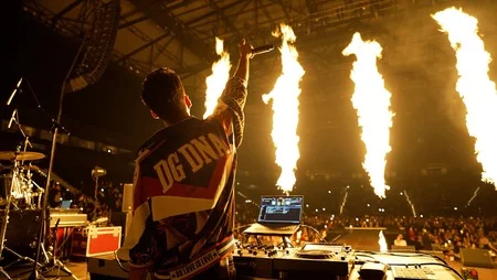DJ Pouriya inszeniert eine beeindruckende Feuershow bei einer Feier