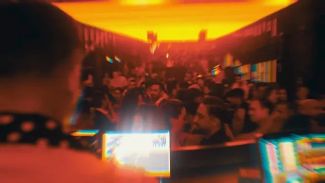DJ Pouriya inszeniert eine beeindruckende Clubshow