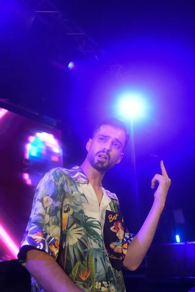 DJ Pouriya feiert mit den Gästen auf der Tanzfläche